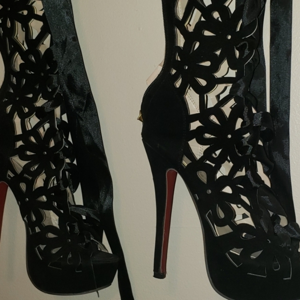 Flower cut out knee-high heels
